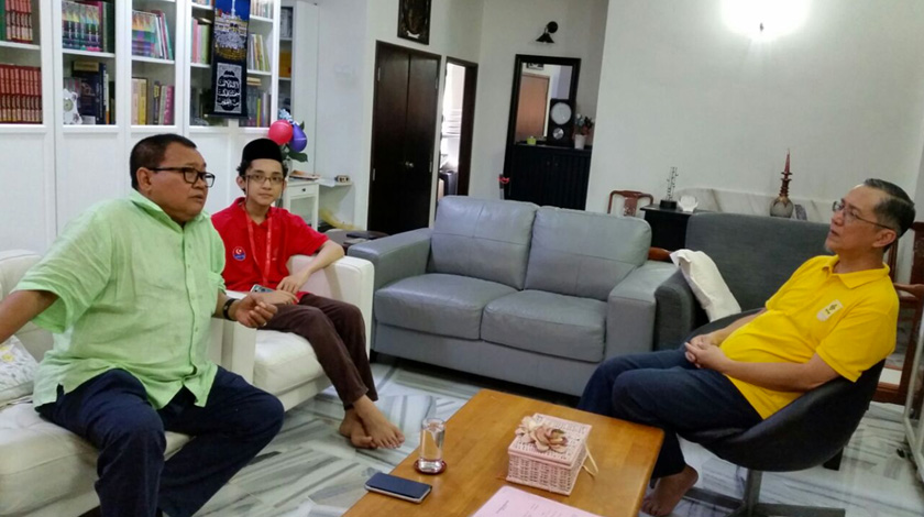 Datuk Ibrahim Ali berbual bersama bapa kepada remaja yang membuat laporan polis terhadap Lim Guan Eng. - Gambar Perkasa