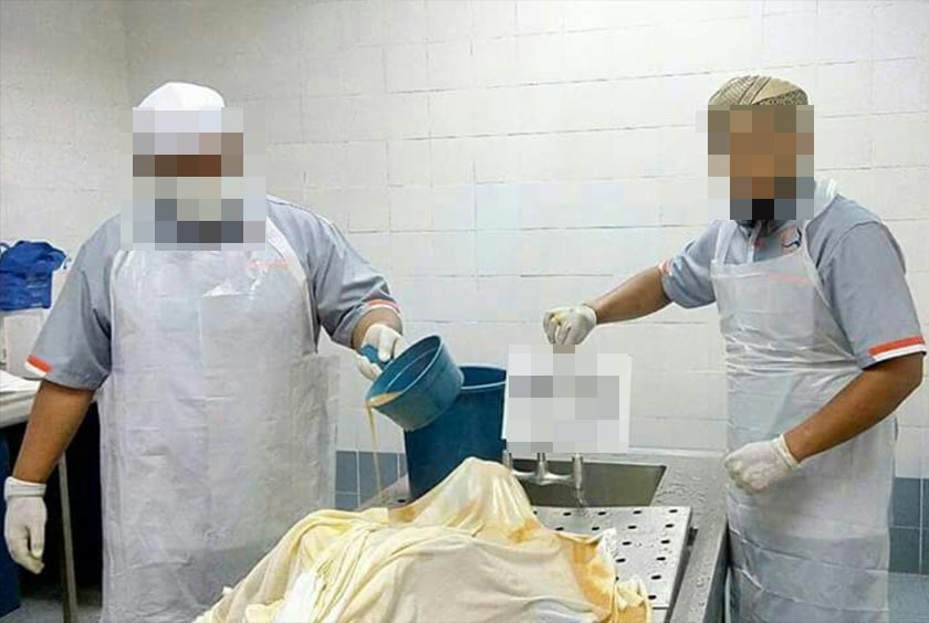 Gambar tular di Facebook yang menunjukkan dua individu sedang 'memandikan' jenazah, yang turut disertakan sebuah nombor plat kereta.