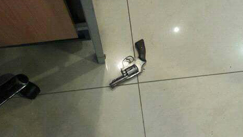 Senjata yang digunakan oleh pengawal keselamatan yang cuba merompak. - Foto: Sumber polis