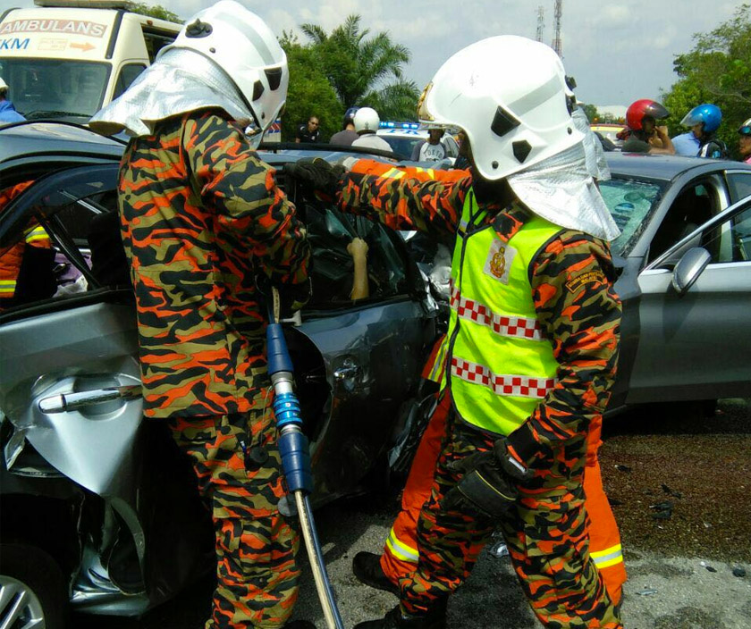 Dalam kejadian kira-kira 2.30 petang itu keempat-empat mangsa disahkan maut di lokasi kejadian akibat tersepit.