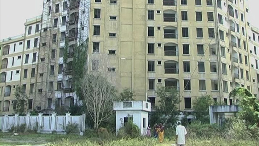 Keadaan projek pangsapuri yang terbengkalai selama 13 tahun di Tok Balii, Pasir Puteh. - Foto Astro AWANI