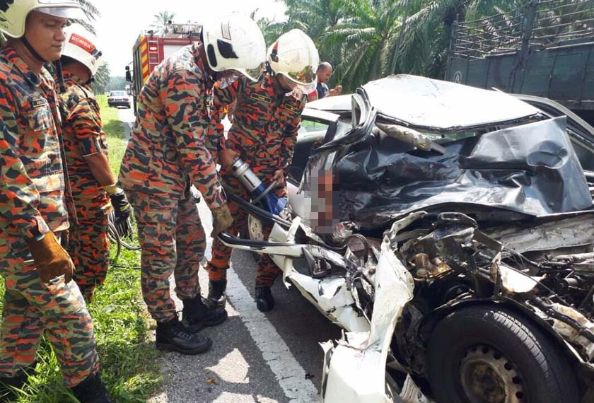 Dalam kejadian jam 11.28 pagi itu, Tan Kong Seng, 69, meninggal dunia di tempat kejadian apabila kenderaan jenis Nissan Sentra yang dipandunya berlanggar dengan sebuah lori.