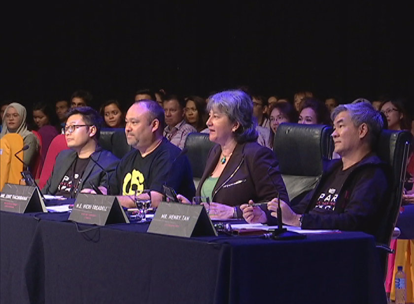 Henry Tan (paling kanan) dan Vicki Treadell (dua dari kanan)  juga terlibat sebagai juri. - Astro AWANI 