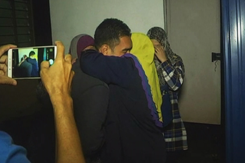 Dr Muhammad Iqbal dipeluk ahli keluarga sebaik ditemui selamat selepas tersesat di dalam hutan semasa dalam perjalanan menuruni gunung. Foto Astro AWANI