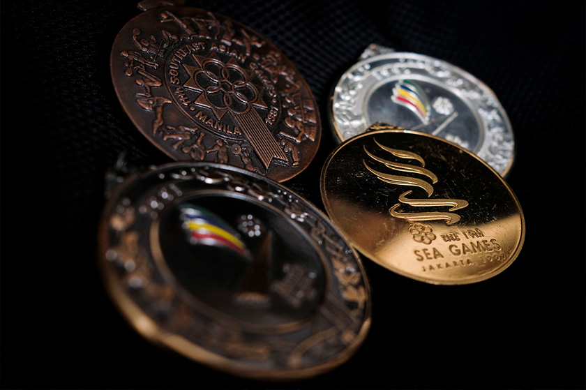 Antara pingat kejohanan antarabangsa yang masih di simpan Rosman sebagai kenangan sepanjang kariernya selama dua setengah dekad. - Foto ASTRO AWANI / SHAHIR OMAR