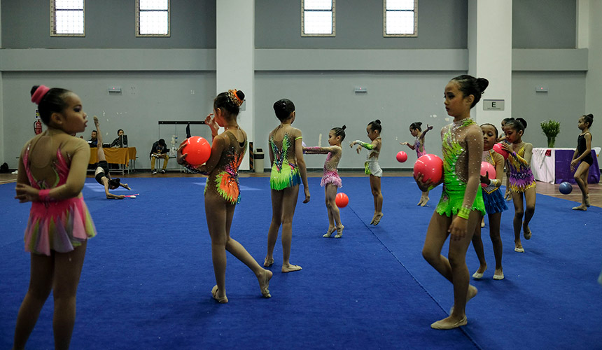 Atlet-atlet cilik bimbingan Afrita berusia antara empat hingga 11 tahun membuat persediaan sebelum menjalani proses penggredan. - Foto ASTRO AWANI / SHAHIR OMAR