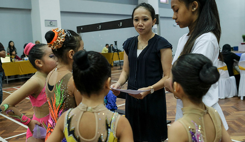 Setelah 17 tahun berkecimpung sebagai jurulatih gimrama, Afrita akui tahap dan kualiti atlet gimrama Malaysia bertambah baik apabila teknik dan kemajuan sains sukan diterapkan pada atlet pelapis. - Foto ASTRO AWANI / SHAHIR OMAR