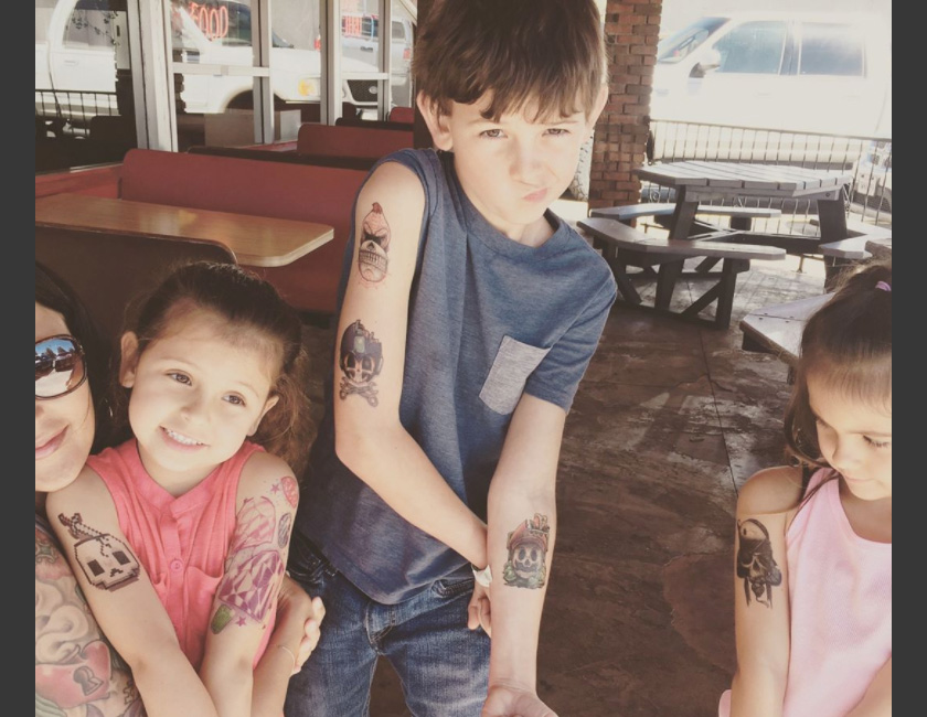 14. Jumlah anak Chester bagi dua perkahwinan adalah enam orang termasuk seorang anak angkat, Isaiah.