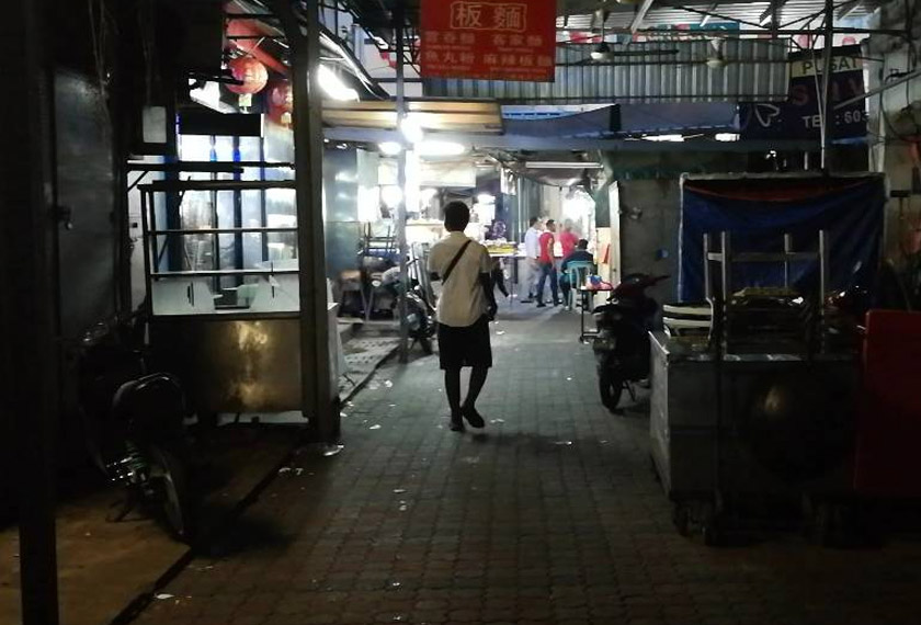 Kehilangan segala yang penting dalam hidupnya mendorong David untuk membawa diri ke segenap lorong gelap di ibu kota. 