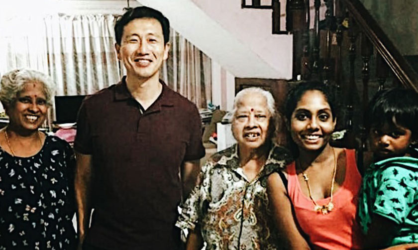 Ong mengunjungi konstituennya di Sembawang GRC sebanyak dua kali dalam seminggu. Foto Facebook Ong Ye Kung