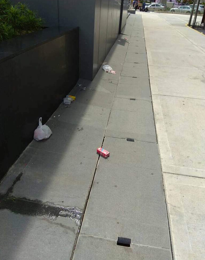 Puntung rokok dan sampah dibuang merata-rata di laluan masuk dan kawasan siar kaki stesen. - Pengurusan MRT
