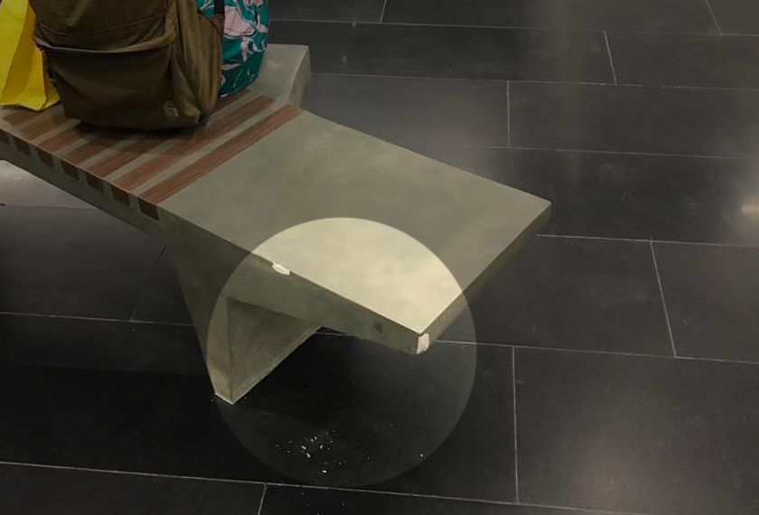 Keadaan kerusi yang menjadi mangsa 'tangan nakal'. - Pengurusan MRT