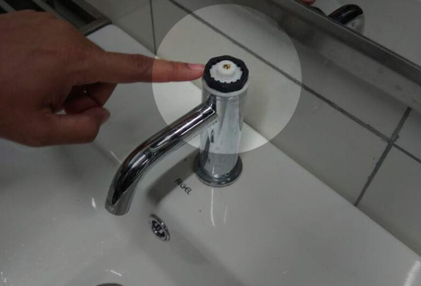 Kepala paip di tandas MRT yang sudah tercabut. - Pengurusan MRT