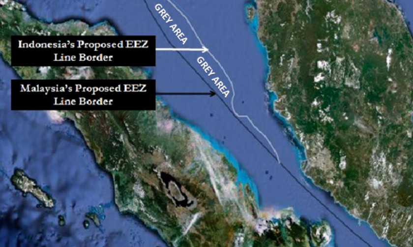 Rajah 1: Kawasan EEZ ‘Grey Area di Selat Melaka Garis Putih: Garis yang dicadangkan oleh Indonesia Garis Hitam: Garis yang dicadangkan oleh Malaysia
