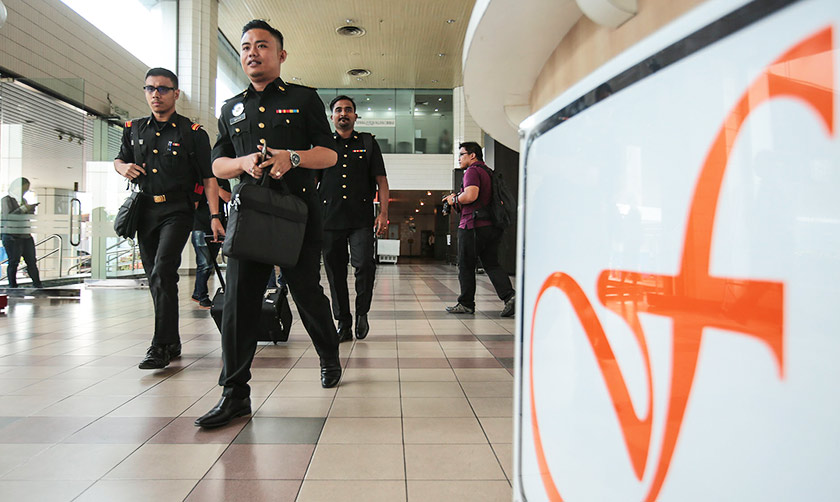 Seramai 12 pegawai dari Jabatan Siasatan Suruhanjaya Pencegahan Rasuah Malaysia (SPRM) Putrajaya, tiba di Balai FELDA, Jalan Gurney, di sini, bagi menjalankan siasatan berhubung pembelian sebuah hotel oleh Felda Investment Corporation (FIC). - Foto ASTRO AWANI / SHAHIR OMAR