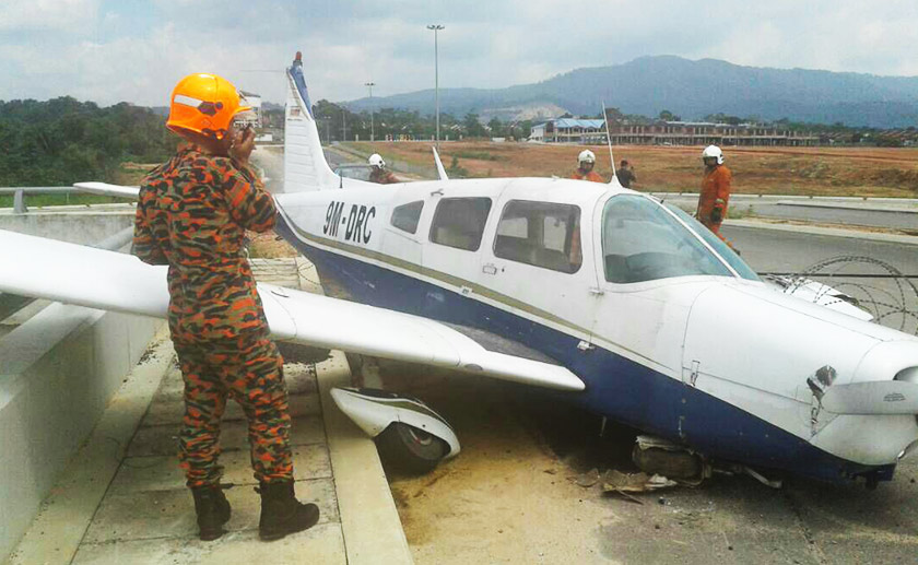 Sebuah kapal pesawat ringan milik persendirian terhempas di atas jambatan susur ke Bandar Baru Pulai Jaya, Kulai pagi Ahad.