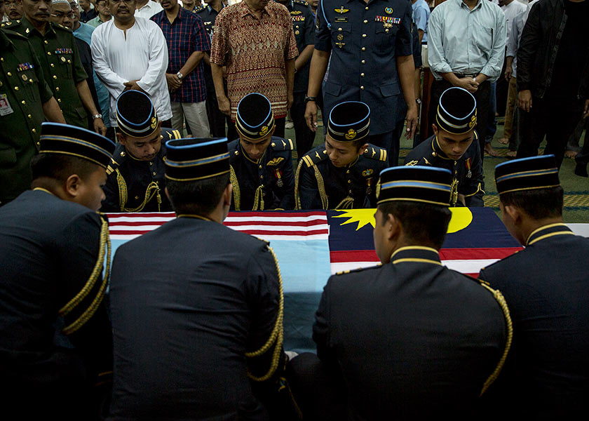 Pegawai TUDM yang juga rakan Allahyarham turut bersama membantu proses pengurusan jenazah Mejar Yazmi di Titiwangsa - Foto Astro AWANI / SHAHIR OMAR