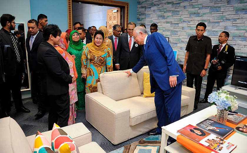 Perdana Menteri Datuk Seri Najib Tun Razak dan isteri Datin Seri Rosmah Mansor melihat dari dekat kemudahan yang terdapat di Bilik Permata iaitu Bilik Menunggu Saksi Kanak-Kanak pada perasmian Mahkamah Jenayah Seksual Terhadap Kanak-kanak di Istana Kehakiman hari ini. - Foto Bernama