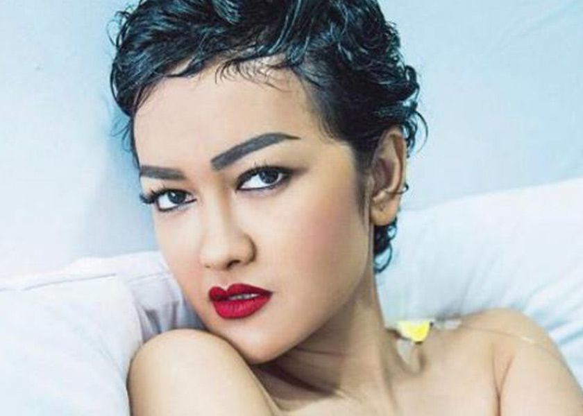 Dilahirkan sebagai Yuli Rachmawati, penyanyi dangut ini terkenal dengan nama panggungnya, Julia Perez atau “Jupe”. Julia Perez Instagram