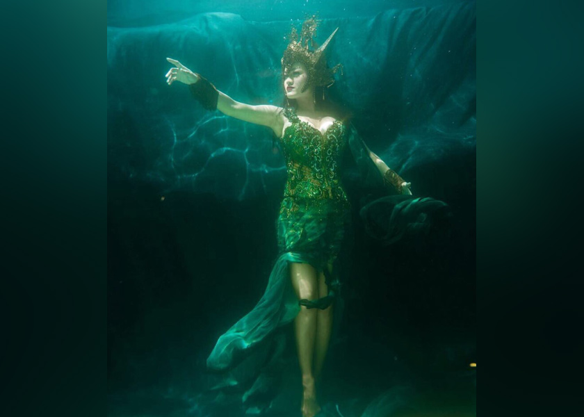 Ikon artis seksi dari Indonesia ini pernah tinggal di Eropah selama 10 tahun sebelum kembali ke negara asalnya. - Julia Perez Instagram