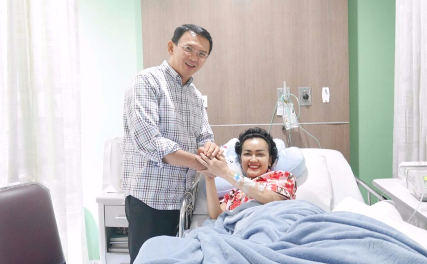 Berjuang selama tiga tahun melawan barah serviks yang dideritanya, Jupe akhirnya menyerah di usianya yang ke-36. Di sini dia bergambar bersama bekas gabenor Jakarta, Basuki Tjahaja Purnama atau Ahok. Julia Perez Instagram