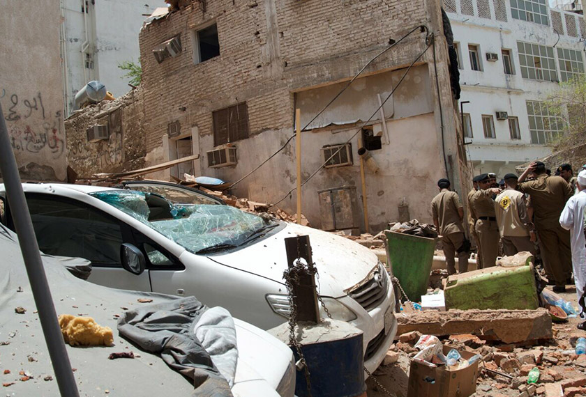 Bangunan terbabit turut juga runtuh menyebabkan enam warga asing dan lima anggota keselamatan mengalami kecederaan. - Foto Kementerian Dalam Negeri Arab Saudi
