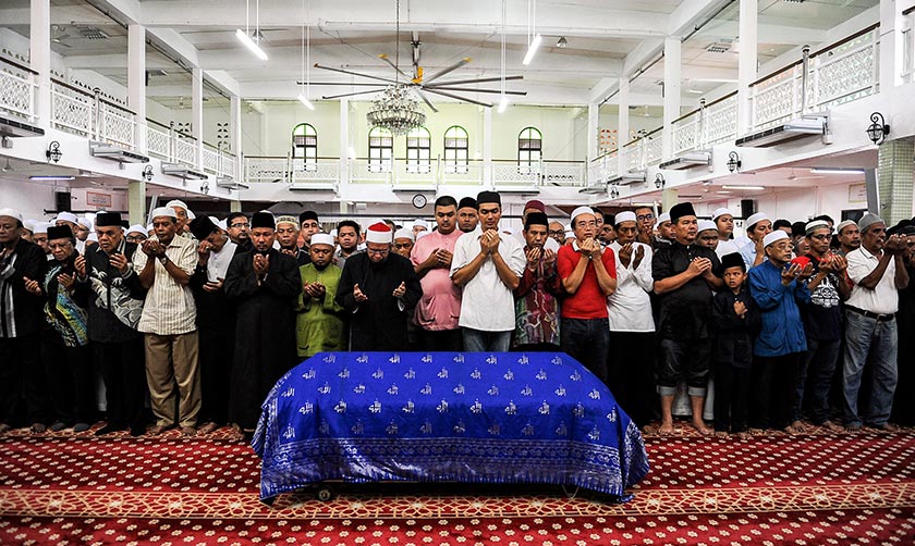 Mufti Wilayah Persekutuan Datuk Dr Zulkifli Mohamad al-Bakri ketika membaca doa selepas solat jenazah Allahyarham Tan Sri Jins Shamsudin, 81, di Masjid Al-Ridhuan hari ini. - Foto Bernama