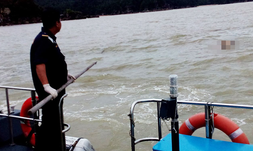 Mayat seorang lelaki tanpa identiti ditemui oleh sebuah bot Agensi Penguatkuasa Maritim Malaysia (APMM) berhampiran Pulau Lakei di sini hari ini. - Foto APMM