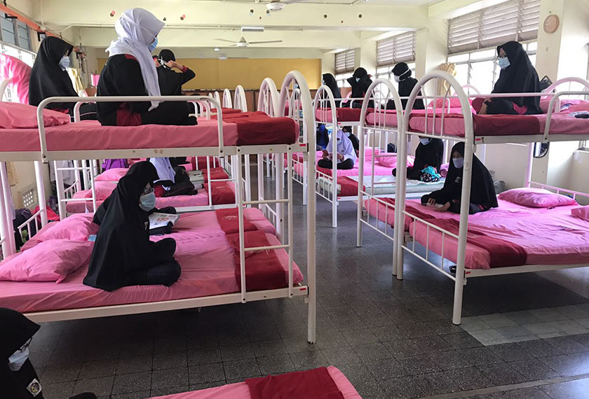 Jabatan Kesihatan Negeri Perak akan meneruskan pemantauan dan pemeriksaan berkala kepada kesemua pesakit yang ditempatkan dalam blok asrama sekolah masing-masing. 