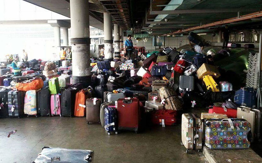 Kelihatan beg di kawasan pengumpulan bagasi tidak terurus oleh kerana kakitangan pengurusan yang tidak mencukupi - Foto Facebook / Badrul Hisham