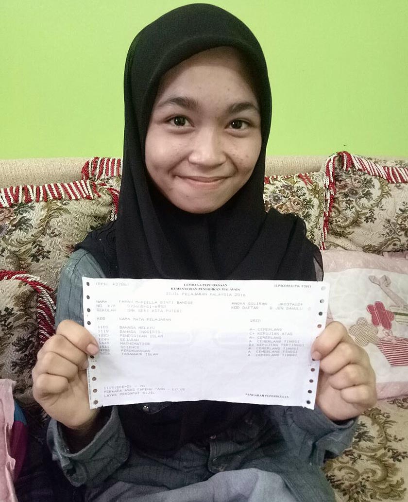 Farah menunjukkan keputusan SPM yang diperolehinya. - Foto Astro AWANI