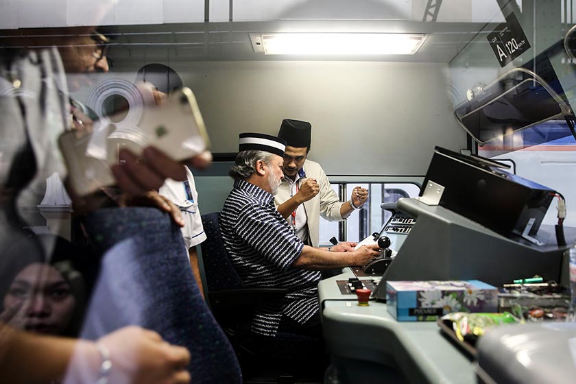 Tuanku juga telah menerima pengiktirafan daripada Malaysia Book Of Records (MBOR) sebagai Sultan pertama memandu kereta api secara rasmi.