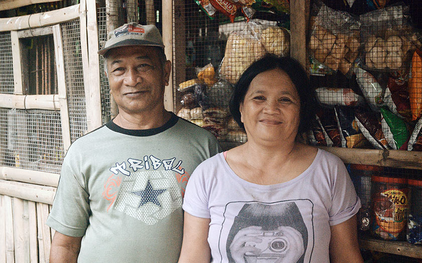  Foto ketika Karim mengunjungi Efren pada November 2016. Efren bersama dengan istrinya, Evelyn, membuka kios 'sari-sari' di depan rumah mereka. Kiosnya saat ini ditutup kerana kekurangan modal. - Foto: Karim Raslan 