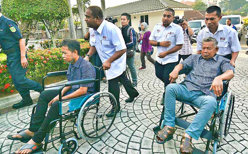 Dua rakyat Malaysia bekas tawanan kumpulan Abu Sayyaf hadir ke kediaman Perdana Menteri di Taman Duta hari ini. - Foto: KP1M