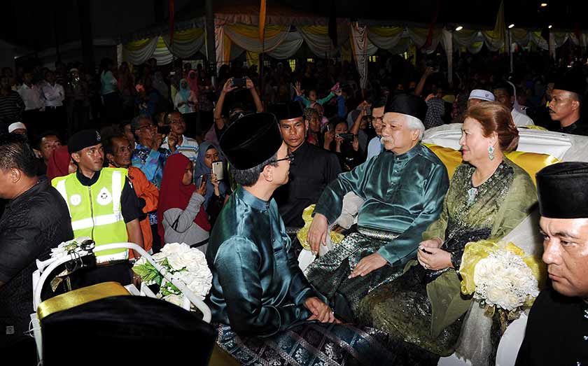Yang Dipertuan Besar Negeri Sembilan Tuanku Muhriz Ibni Almarhum Tuanku Munawir bersama Tunku Ampuan Besar Negeri Sembilan Tuanku Aishah Rohani Almarhum Tengku Besar Mahmud ditandu ketika berangkat ke majlis Makan Malam Beradat malam ini. - Foto Bernama