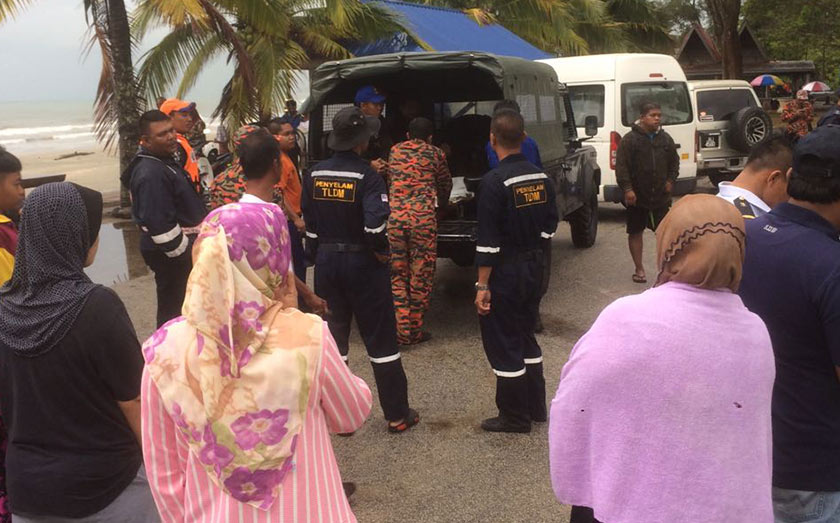 Kejadian  yang berlaku kira-kira jam enam petang semalam itu disedari salah seorang daripada mereka selepas melihat empat rakannya yang mandi laut terkapai-kapai ditarik arus.