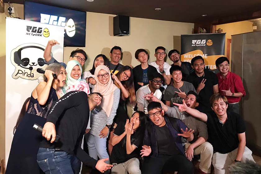 Pinda Rika Dorji (kiri sekali) bersama peminatnya selepas tayangan ulung #pindaPandaShow pada petang Selasa, 2 Mei 2017 di Cafe Cathmandu, Jalan Tengkat Tong Shin, Kuala Lumpur. - Foto Astro AWANI/MARIAH AHMAD