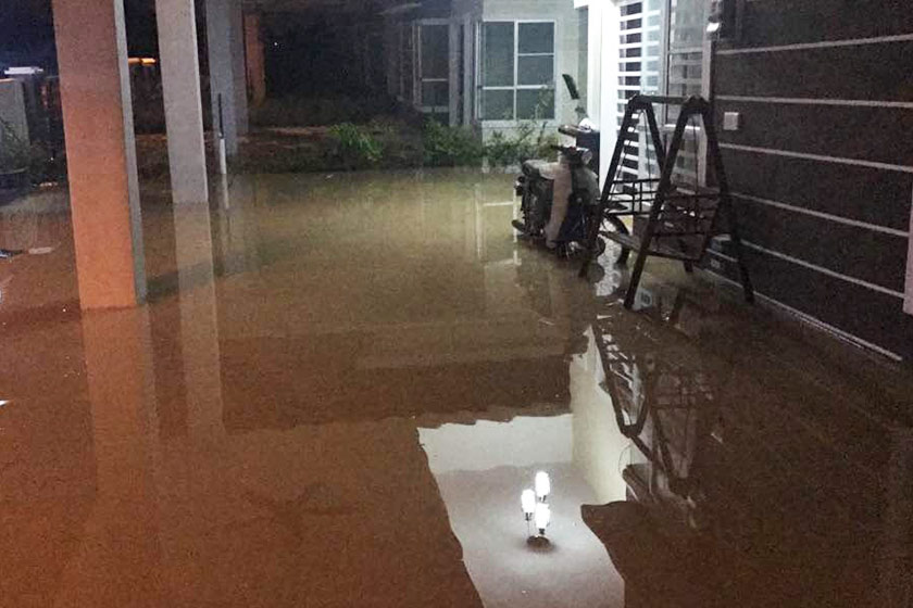 Keadaan di salah sebuah rumah di Kg Chepor Indah yang dinaiki air.