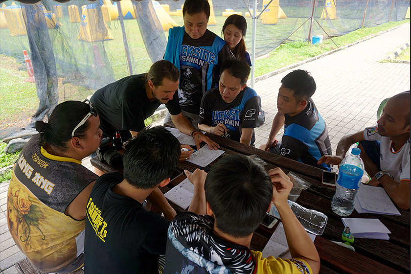 Ollie Lang (dua dari kiri) berkongsi kemahirannya dengan para peserta paintball. - Foto: Wan Mad Photography / AX MEDIA 