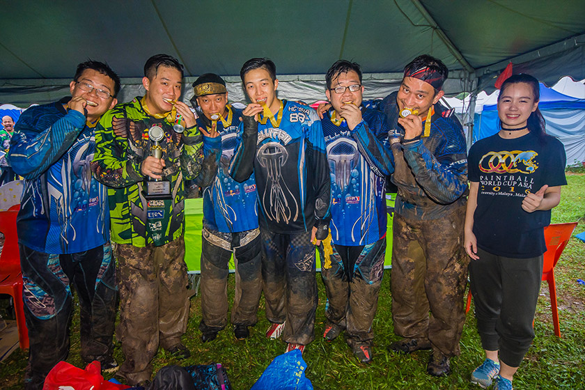 Pasukan Jelly Fish mengabadikan kemenangan mereka. - Foto: Wan Mad Photography / AX MEDIA