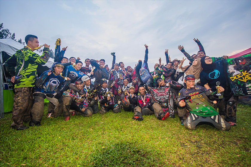 Semua peserta kejohanan meraikan keseronokan bersama selepas perlawanan berakhir. - Foto: Wan Mad Photography / AX MEDIA 