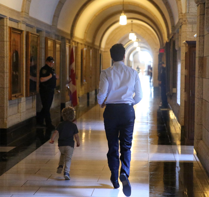 Malah, Justin Trudeau turut membawa anaknya ketika sidang media bersama wartawan. - Foto Facebook Justin Trudeau