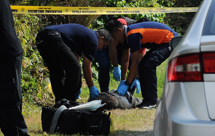 Anggota polis unit Forensik memeriksa mayat seorang lelaki warga emas berusia 59 tahun yang maut dipercayai selepas bergaduh dengan adiknya di Kampung Sama Gagah, Permatang Pauh, hari ini. - Foto Bernama