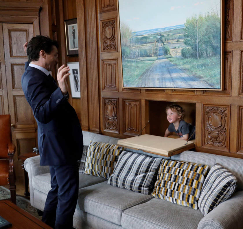 Walaupun sibuk, Justin Trudeau turut bermain sorok-sorok dengan anaknya. - Foto Facebook Justin Trudeau