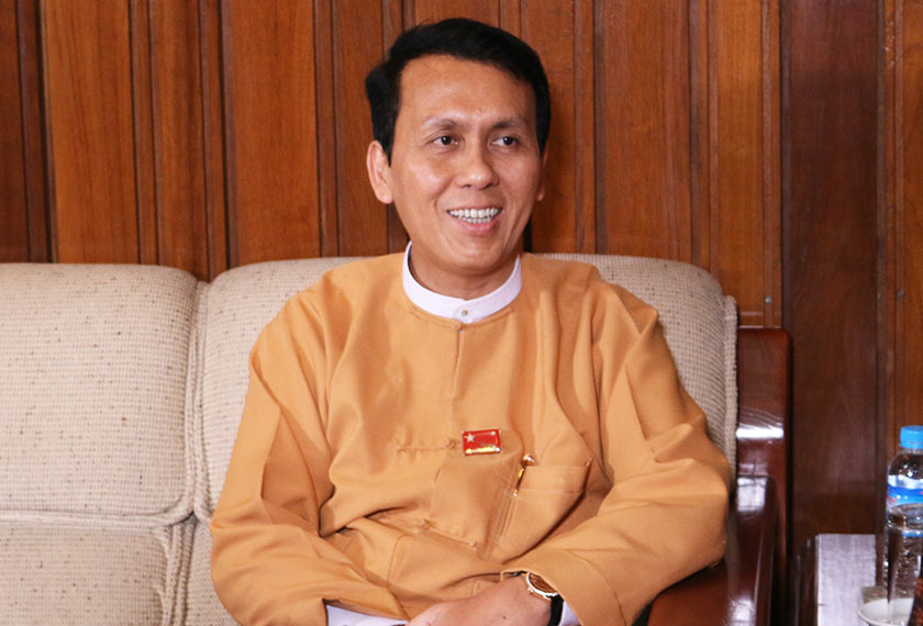 Populariti U Phyo Min Thein mula meningkat semenjak bergabung dengan National League for Democracy (NLD) pada 2012. Foto Karim Raslan