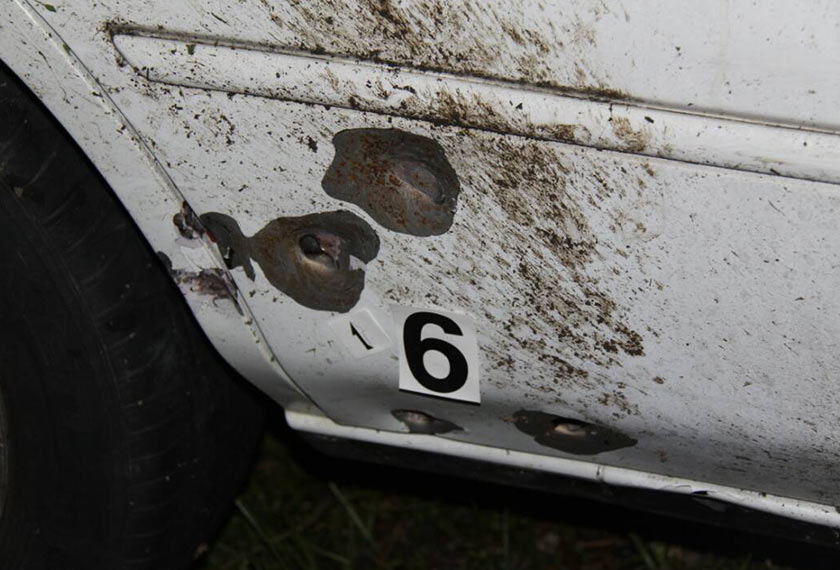 Bahan letupan itu dipasang dengan cara tali diikat ke pintu, dan akan meletup sebaik sahaja talik ditarik semasa pintu dibuka. - Foto PDRM