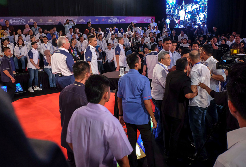 David Teo diarahkan keluar susulan ketegangan yang berlaku di program Dialog TN50 Bersama Perdana Menteri: Segmen Penggiat Seni (Budayawan), di Dewan Bankuet, Seri Perdana, pada Rabu.