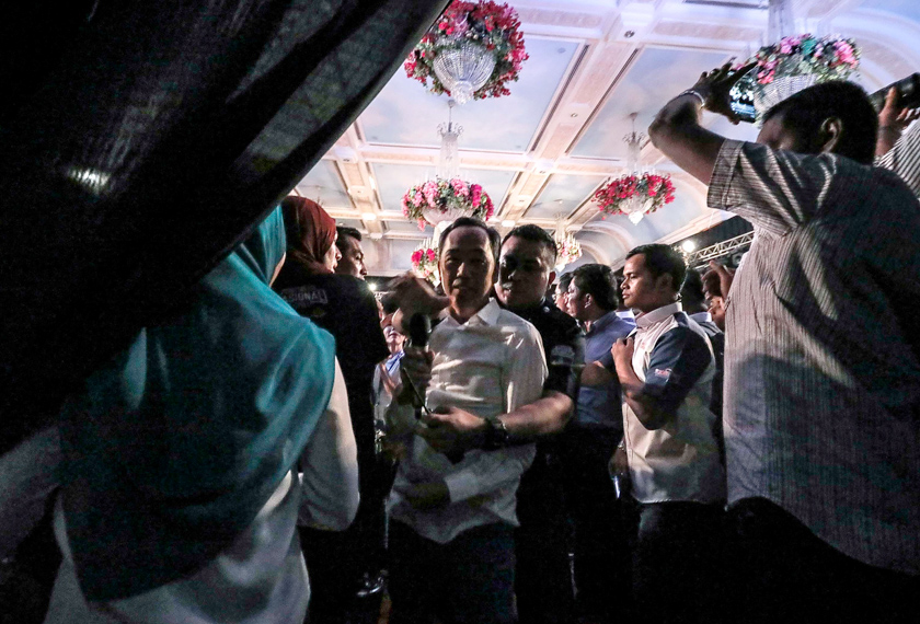 David Teo diarahkan keluar susulan ketegangan yang berlaku di program Dialog TN50 Bersama Perdana Menteri: Segmen Penggiat Seni (Budayawan), di Dewan Bankuet, Seri Perdana, pada Rabu.