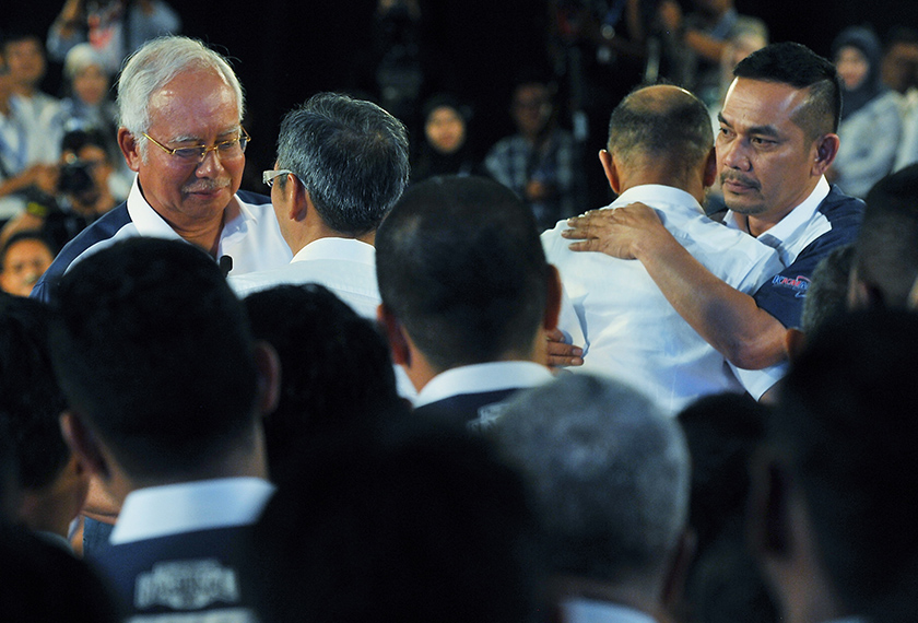 Pemilik syarikat produksi MIG Datuk David Teo dan pelakon Sulaiman Yassin (Mat Over) dilihat berdamai di hadapan Perdana Menteri Datuk Seri Najib Tun Razak dan Moderator Datuk Rosyam Nor. - Foto BERNAMA