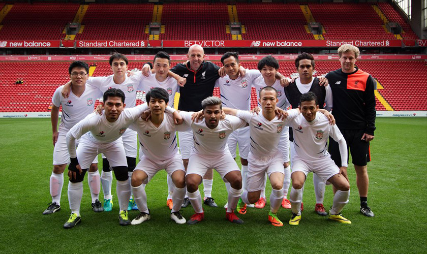 Team McAllister di Anfield sebelum sepak mula. Gambar - Malaysia Airlines.